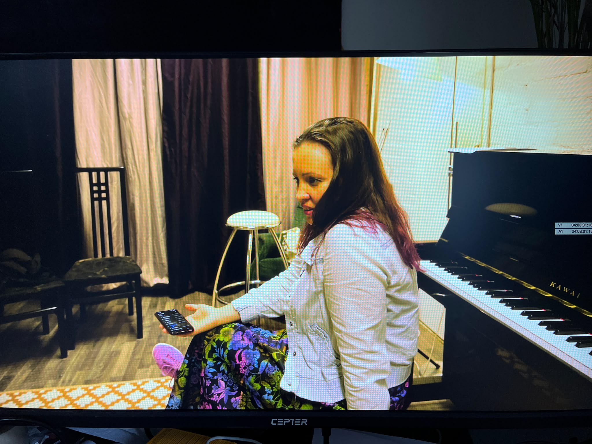 Milla Nissinen pianon ääressä musiikkitilassa